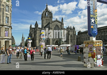 Die Royal Mile in Edinburgh voller Aktivität und Besucher während des Fringe-Festivals im August. Stockfoto