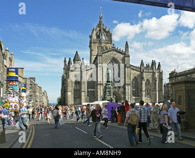 Die Royal Mile in Edinburgh voller Aktivität und Besucher während des Fringe-Festivals im August. Stockfoto