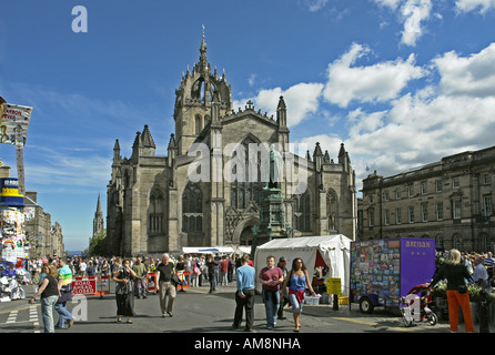 Die Royal Mile in Edinburgh voller Aktivität und Besucher während des Fringe-Festivals im August. Stockfoto