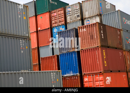 Container gestapelt im Hafen von Singapur Stockfoto