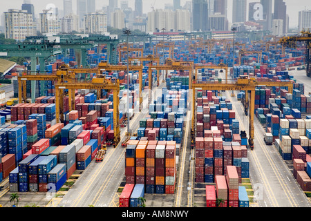 Container gestapelt zusammen im Hafen von Singapur Behörde PSA in Singapur Stockfoto