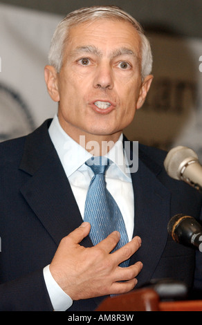 General Wesley K Clark Ret spricht während eines Mittagessens am militärischen Reporter und Redakteure 2003 Konferenz über Auswirkungen der Einbettung Stockfoto