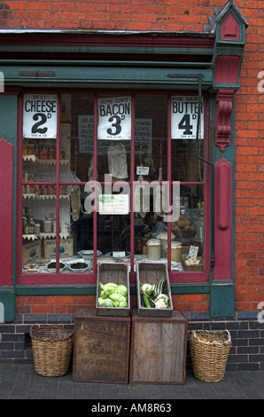 Black Country Museum Dudley Ladenfront eines typischen Lebensmittelhändler Shop von ca. 1915 Stockfoto