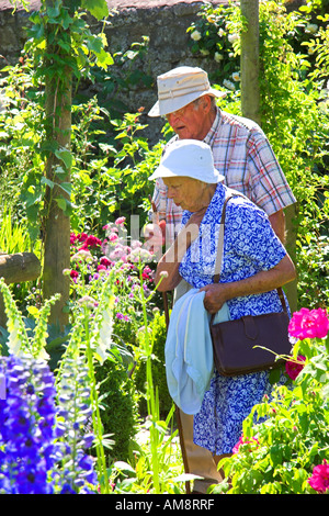 Ältere Menschen paar Besuch Gärten Leute Lifestyle Ost Südwales Stockfoto