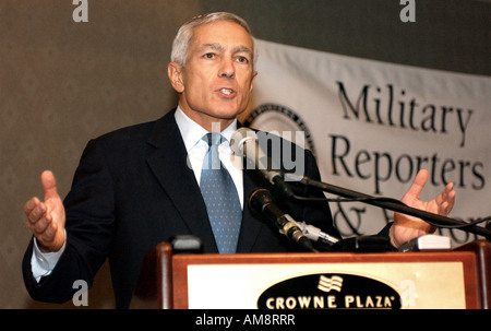 General Wesley K Clark Ret spricht während eines Mittagessens am militärischen Reporter und Redakteure 2003 Konferenz über Auswirkungen der Einbettung Stockfoto