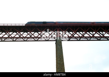 Forth Rail Bridge Detail mit dem Zug vorbei Stockfoto