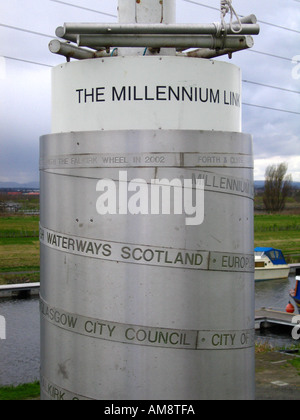 Kinetische Denkmal und Kennzeichnung der östlichen Ende des Millenniums-Link auf Forth und Clyde Canal Schottland Flagge Stockfoto