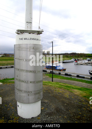 Kinetische Denkmal und Kennzeichnung der östlichen Ende des Millenniums-Link auf Forth und Clyde Canal Schottland Flagge Stockfoto