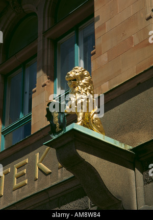 Der goldene Löwe auf Apoteket Lejonet (Löwenapotheke), Stortorget (großer Markt), Malmö, Skåne, Schweden. Stockfoto