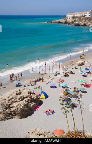 Nerja Malaga Provinz Costa del Sol Spanien Caletilla Strand gesehen vom Balcon de Europa Stockfoto