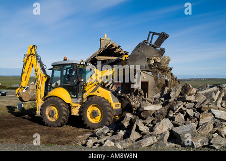 Dh Abriss Bagger Traktor CONSTRUCTION UK Altbau Aktion Rückstände abgerissen demolieren Häuser Stockfoto