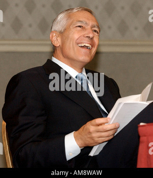 General Wesley K Clark Ret spricht während eines Mittagessens am militärischen Reporter und Redakteure 2003 Konferenz über Auswirkungen der Einbettung Stockfoto