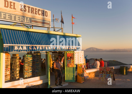 zwischen Algeciras und Tarifa Cadiz Provinz Spanien Cafe Mirador del Estrecho Straits Lookout Marokko in Afrika im Hintergrund Stockfoto