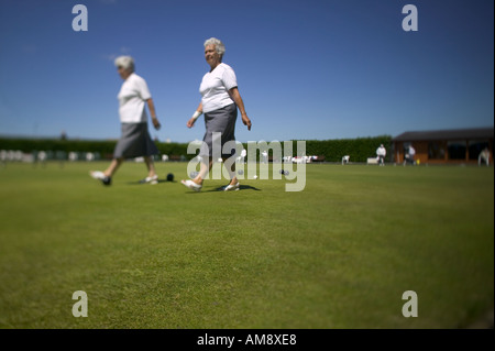 Rentner, die auf den Jersey Channel Islands Rasenschalen spielen Stockfoto