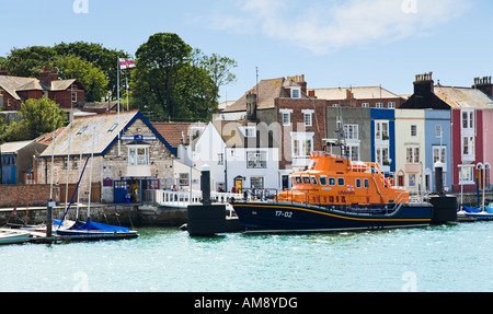 Die RNLI Lifeboat Station und bemalten Häusern in Weymouth Außenhafen, Weymouth, Dorset, Großbritannien Stockfoto