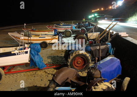 Cromer Krabbe Fischerboote und Traktoren am Strand in der Nacht in North Norfolk. Stockfoto