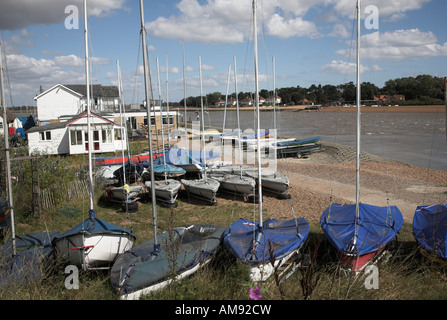 Segelclub und Boote Felixstowe Fähre an der Mündung des River Deben, Suffolk Stockfoto