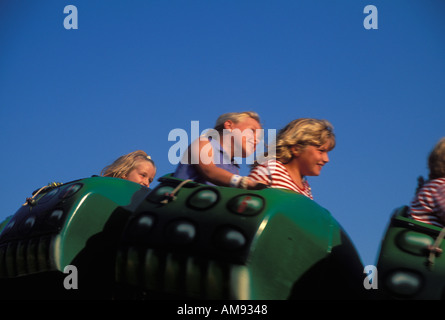 Kinder auf Achterbahn Stockfoto