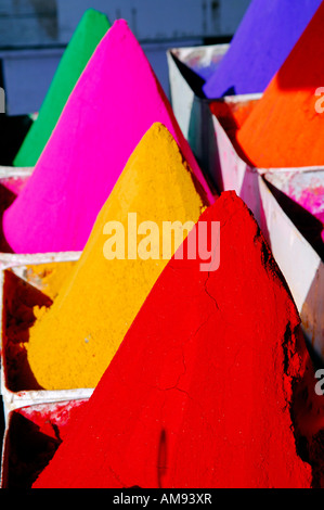 Indien, Karnataka, Bijapur, Farbstoff-Array auf Markt Stockfoto