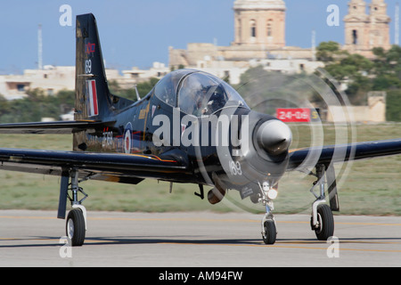 Propellerflugzeug. Kurzes Tucano T1 einmotorige Turboprop-Trainermaschine der RAF, die in Malta rollt. Vorderansicht Nahaufnahme mit Requisiten-Unschärfe. Stockfoto