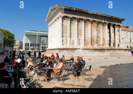 Frankreich, Gard, Nimes, Maison Carree und Carre d' Art im Hintergrund Stockfoto