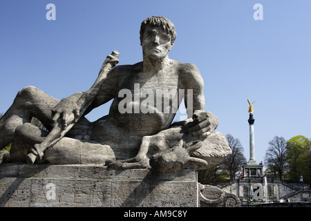 Ein Stein geschnitzte Statue auf der Brücke in den goldenen Friedensengel oder Engel des Friedens in der bayerischen Landeshauptstadt München. Stockfoto