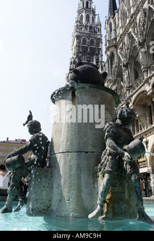 Die Fische Brunnen oder Fischbrunnen am Marienplatz, München. Der Fischbrunnen ist ein beliebter Ort für Einheimische zu treffen. Stockfoto