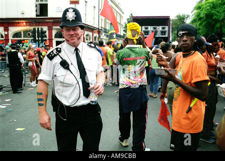 London-Polizist bei der Notting Hill Carnival amüsiert sich. Stockfoto