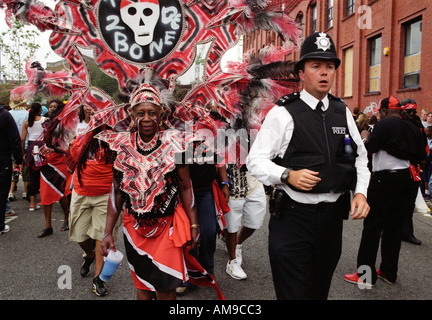 London-Polizist bei der Notting Hill Carnival amüsiert sich. Stockfoto