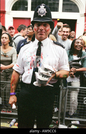 London-Polizist bei der Notting Hill Carnival amüsiert sich. Stockfoto