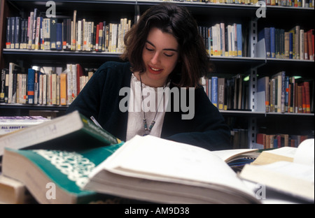 Studentin in der Universitätsbibliothek zu studieren. Stockfoto