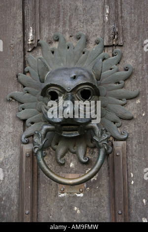 Das Heiligtum Klopfer liegt an der Nordtür der Kathedrale von Durham. Dies ist eine Nachbildung des original-Stück. Stockfoto