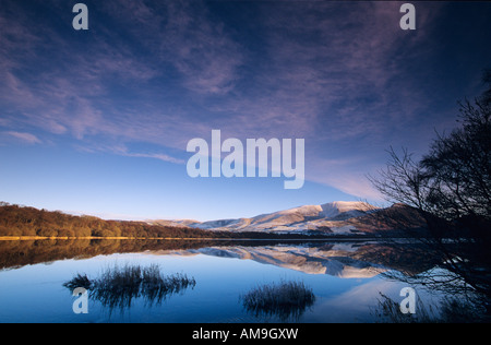 Schneebedeckte Skiddaw spiegelt sich in Bassenthwaite, The Lake District, England Stockfoto