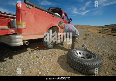 Ändern einer Reifenpanne an einem sehr abgelegenen Strandabschnitt Ruta 40, Patagonien, Argentinien Stockfoto