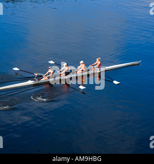 Gruppe von Frauen, die entlang des Flusses Waikato training Stockfoto