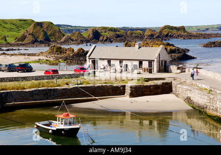 Ballintoy Harbour in White Park Bay in der Nähe von Bushmills an der County Antrim Coast Road, Nordirland Stockfoto