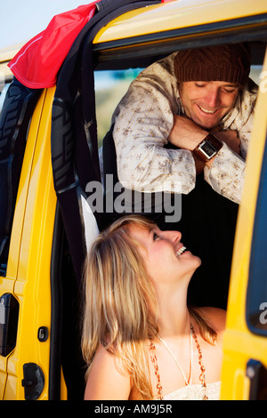 Paar in einem van Lächeln einander an. Stockfoto