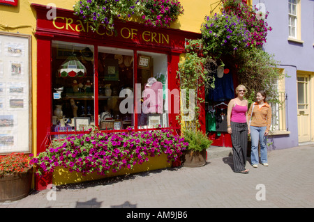 Kinsale, County Cork, Irland. Mutter und Tochter außerhalb Handwerk von Erin Geschenkeladen in Newmans Mall im Herzen Altstadt. Stockfoto