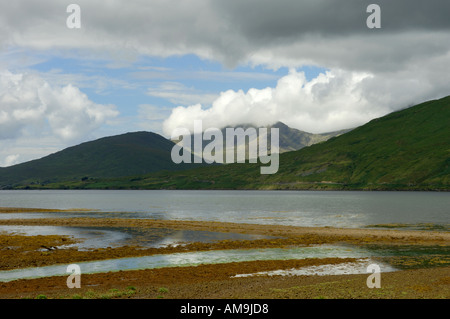 Nordwestlich über Killary Harbour aus dem Dorf Leenaun in County Galway zu Mweelrea Mountains in County Mayo, Irland. Stockfoto