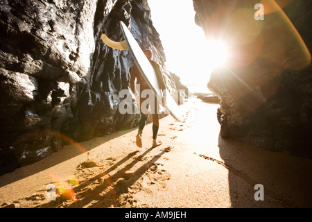 Mann zu Fuß mit Surfbrett. Stockfoto