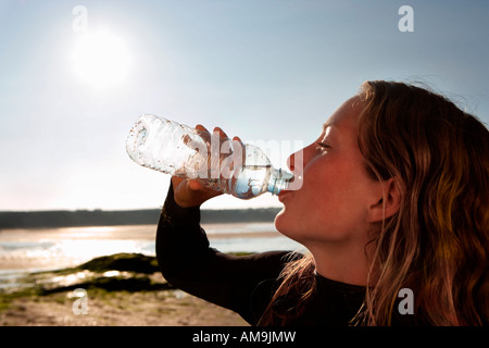 Frau Trinkwasser im Neoprenanzug. Stockfoto