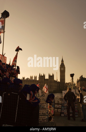 London in der Abenddämmerung mit Erinnerungsstücken Kiosk im Vordergrund mit House of Parlament und Big Ben sichtbar Stockfoto