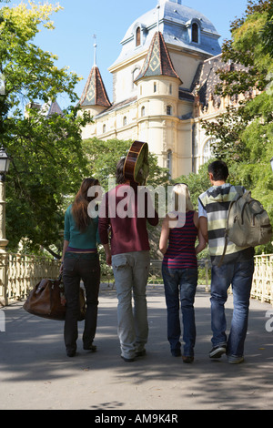 Vier Freunde gehen auf eine Brücke. Stockfoto