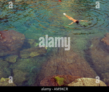 Frau auf dem Rücken im Wasser schweben. Stockfoto