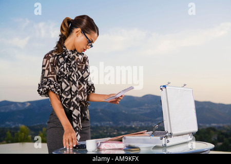 Frau im Freien zu Hause arbeiten. Stockfoto