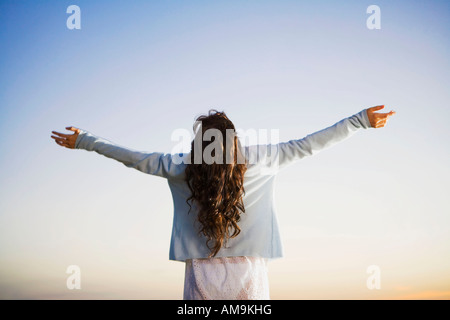 Frau mit ausgestreckten Armen. Stockfoto
