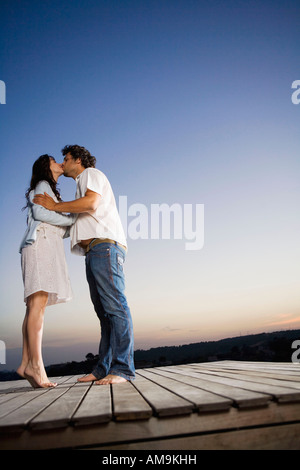Paar Küssen auf ein Dock. Stockfoto
