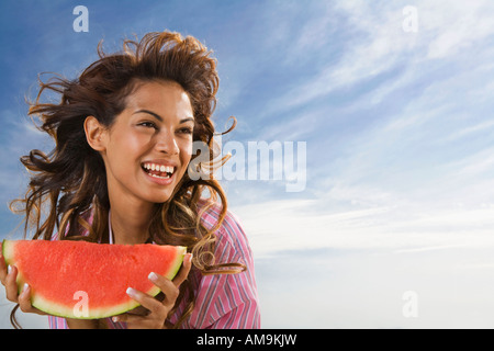 Frau, lachen und Wassermelone im Freien zu essen. Stockfoto