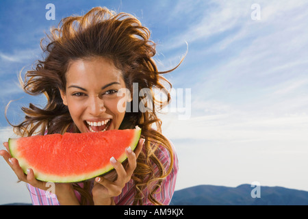 Frau, lachen und Wassermelone im Freien zu essen. Stockfoto