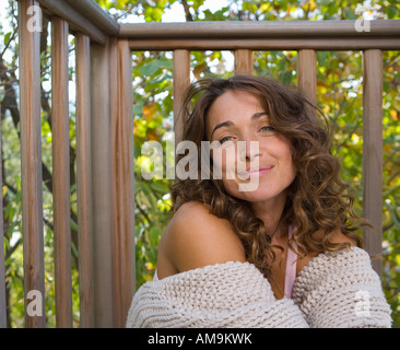 Frau sitzt auf dem Balkon zu Lächeln. Stockfoto